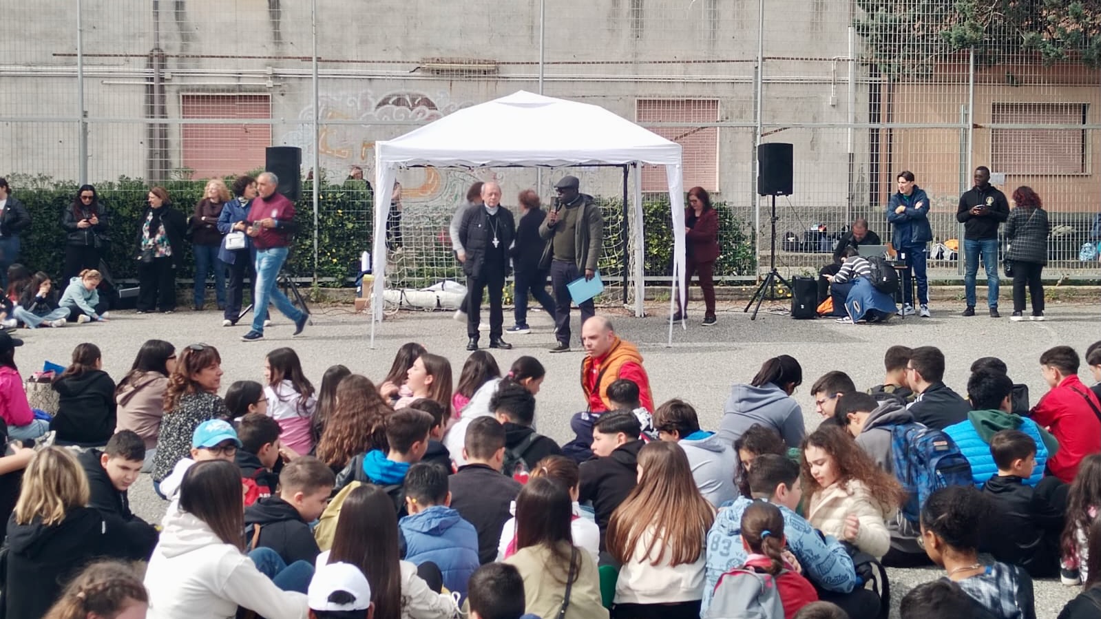 Immagine di «Pace e Bene»: il saluto del Mons. Oliva al meeting dei Ragazzi dell’I.C.