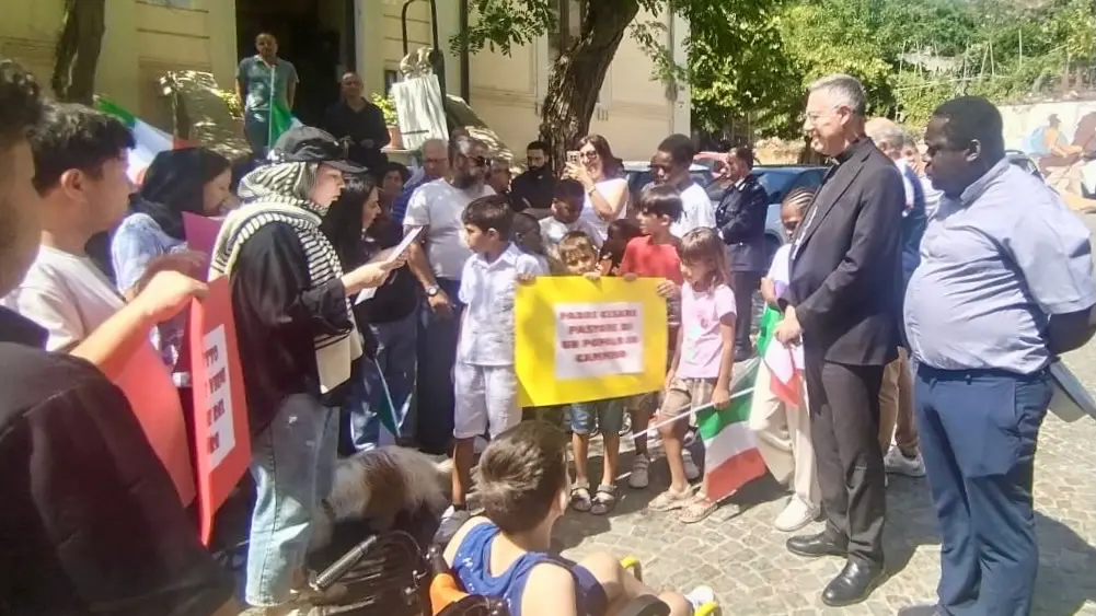 Immagine di Mons. Cesare Di Pietro visita Camini: “Un’oasi di pace, un modello di integrazione che umanizza”