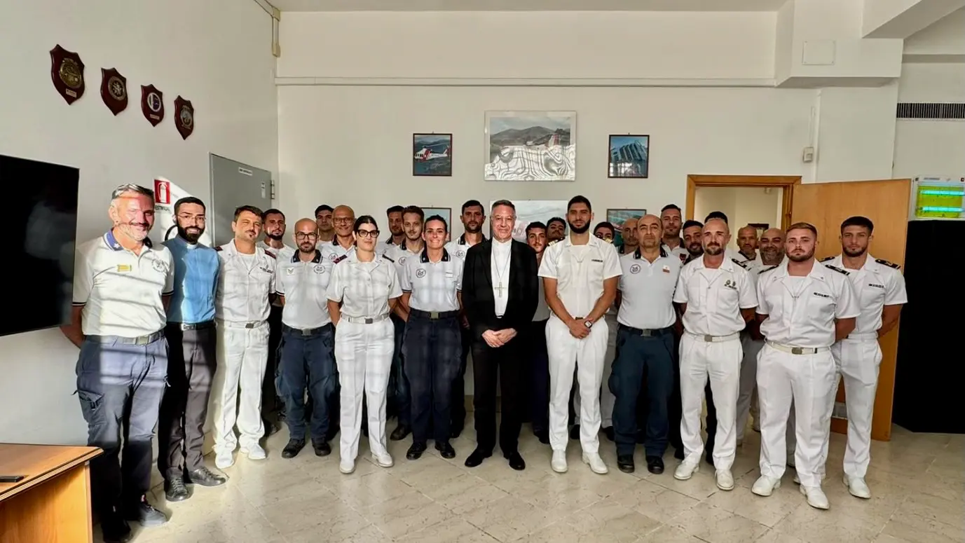 Immagine di Mons. Cesare Di Pietro visita l’Ufficio Circondariale Marittimo di Roccella Jonica