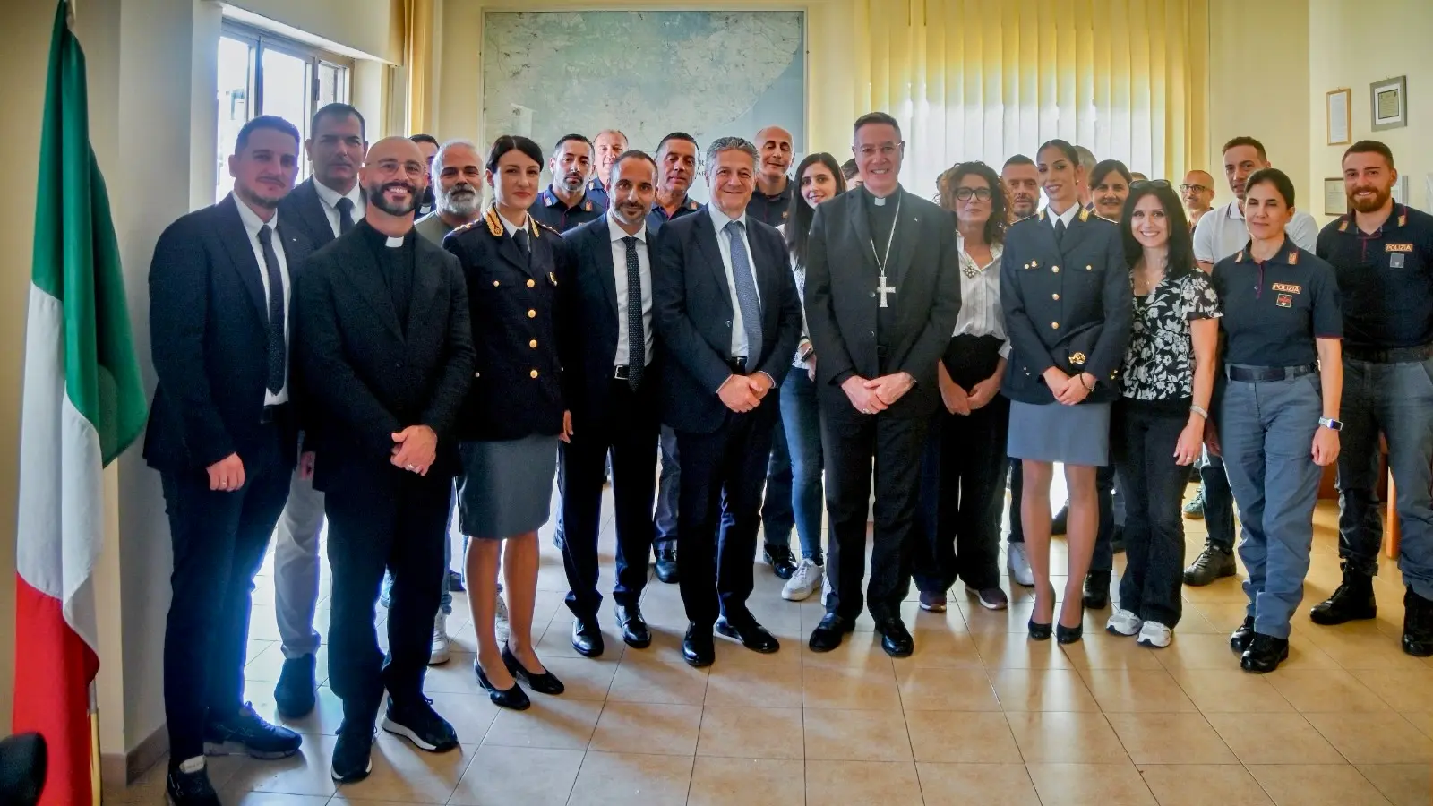 Immagine di Mons. Cesare Di Pietro in visita al Commissariato di Pubblica Sicurezza di Siderno